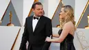 Kate Winslet, nominator kategori Best Supporting Actress, memegangi lengan Leonardo DiCaprio, nominator kategori Best Actor, ketika tiba di di red carpet Piala Oscar 2016 di Dolby Theatre, Hollywood, California, Minggu (28/2). (REUTERS/Lucy Nicholson)