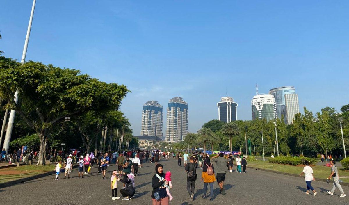 Kawasan Monas terlihat sudah bersih. Beberapa petugas oranye masih ada yang menyapu sampah-sampah yang tersisa di sudut-sudut Monas.