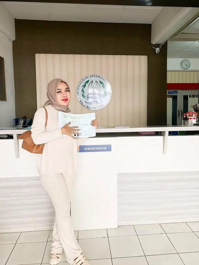 3 Bulan Bebas Penjara, Ini 6 Potret Haru Medina Zein Ambil Ijazah Bidan