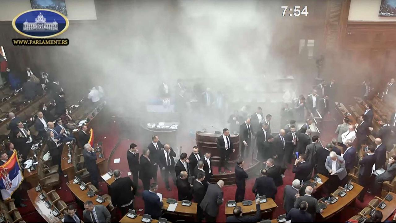 Kericuhan di sidang parlemen Serbia
