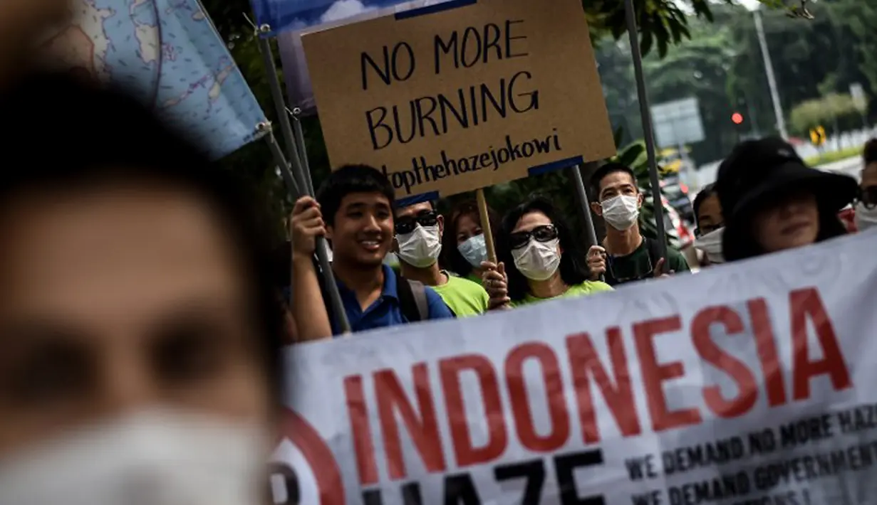 Warga Malaysia menggelar aksi protes di depan Kedubes Indonesia di Kuala Lumpur, Malaysia, Jumat (18/9/2015). Kebakaran hutan yang terjadi di Riau menyebabkan kabut asap yang menganggu aktivitas mereka. (AFP Photo/Manan Vatsyayana)