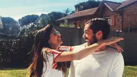 Gelandang Real Madrid, Isco dan Sara Salamo saat bercanda di sebuah halaman. Sebelum dengan Sara, Isco sempat berhubungan dengan Victoria Calderon dan memiliki satu orang anak laki-laki. (Instagram/@sarasalamo)