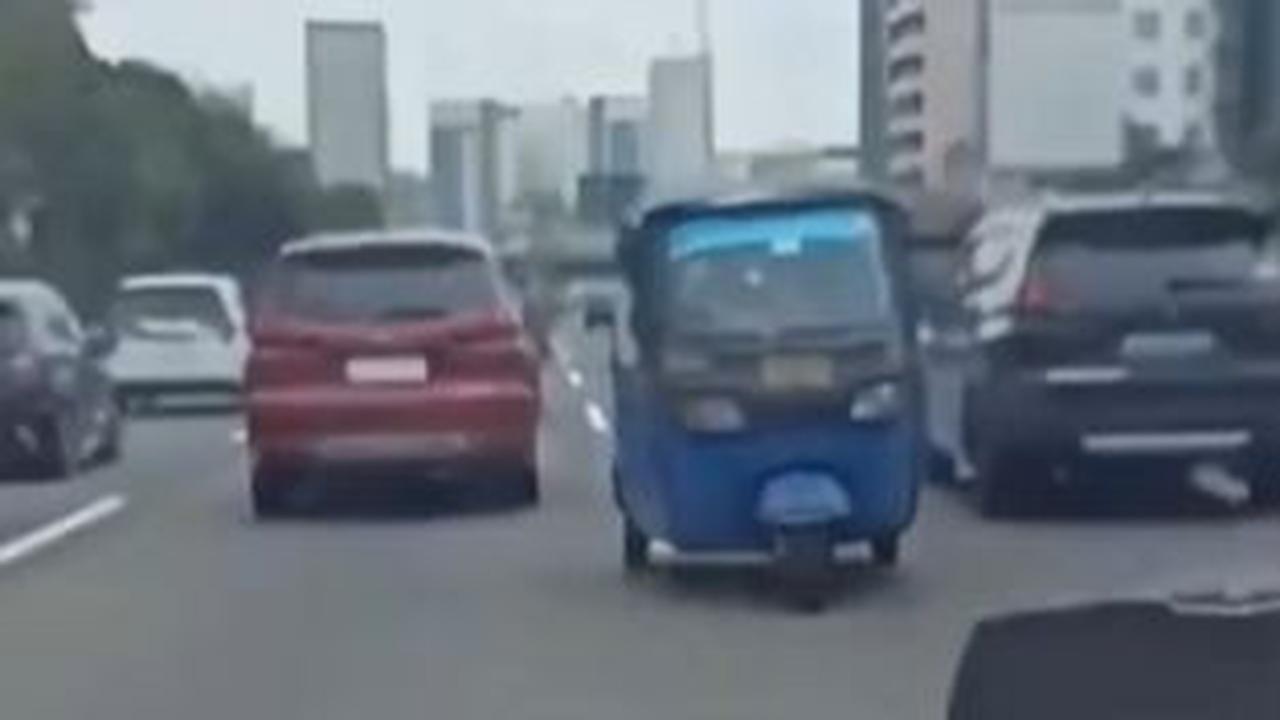 Terobos Jalan Tol hingga Lawan Arah, Aksi Sopir Bajaj Ini Jadi Sorotan
