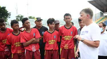 Duta Besar (Dubes) Inggris untuk Indonesia dan Timor-Leste Owen Jenkins berbincang dengan pesepakbola Surabaya. (Dian Kurniawan/Liputan6.com)