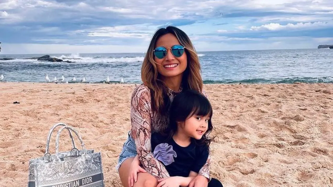 8 Gaya Acha Septriasa yang Kini Merantau di Australia, Tetap Cantik saat Momong Anak