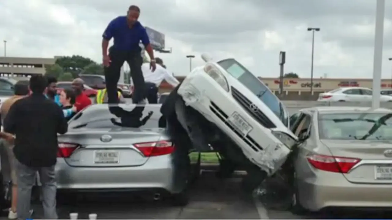 Salah Injak Pedal, Toyota Camry Ini Terjepit Dua Mobil