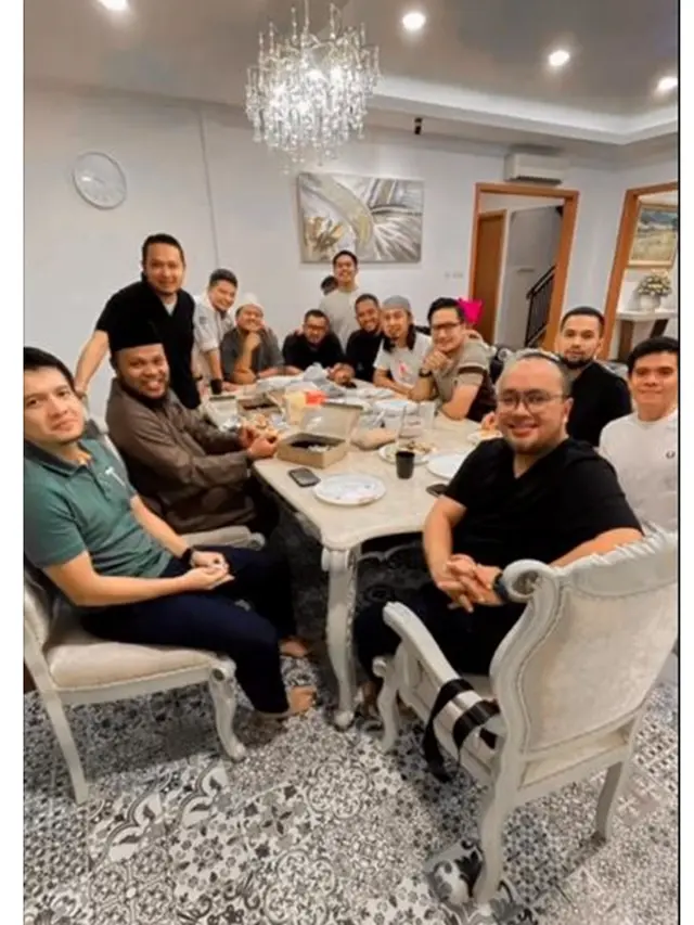 6 Potret Kegiatan Artis Jelang Ramadan, Sultan Djorghi Ikut Bersihkan Masjid