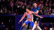 Giuliano Simeone berduel memperebutkan bola dengan Alessandro Bastoni dalam laga Liga Champions antara Atletico Madrid dan Inter Milan di Madrid. (AP Photo/Manu Fernandez)