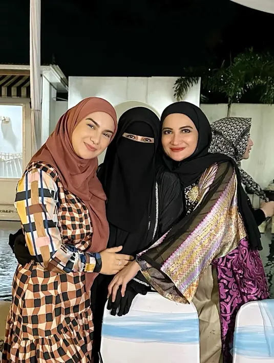 Masih dalam agenda kajian Ustadzah Ummi Pipik, Irish Bella tampil simple dengan tunik kotak-kotak dan hijab segi empat warna camel.  [@_irishbella_/@_ummi_pipik_]