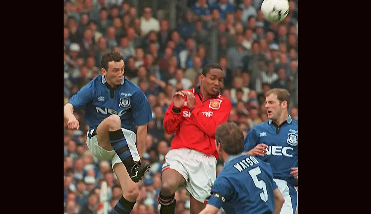 Gelandang Manchester United, Paul Ince (tengah) berebut bola dengan gelandang Everton, Barry Horne pada laga final Piala FA 1994/1995 di Wembley Stadium, London (20/5/1995). Paul Ince yang didatangkan MU dari West Ham pada awal musim 1989/1990 mengenakan jersey bernomor punggung 8 sejak kedatangannya hingga 1994/1995. Pada awal musim 1995/1996 ia hengkang ke Inter Milan. (AFP/Gerry Penny)