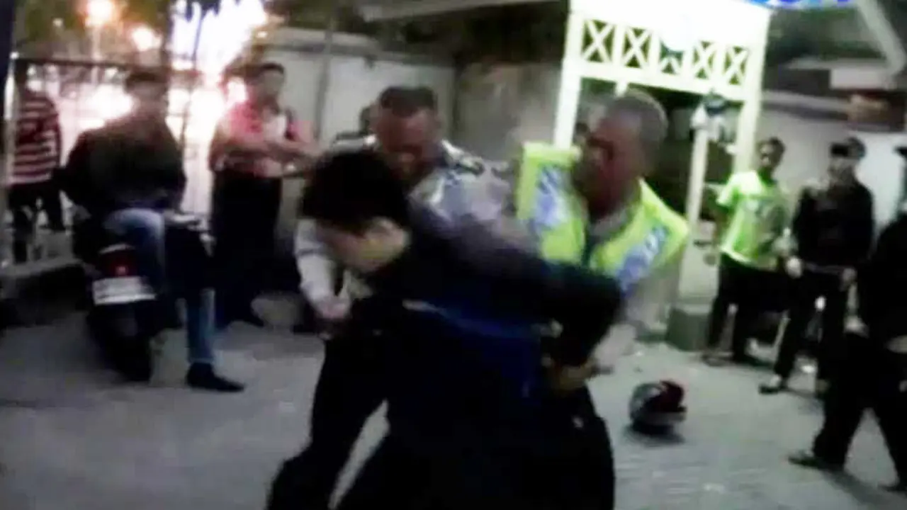 Hindari Razia, Seorang Pemuda Nekat Lawan Arus dan Polisi
