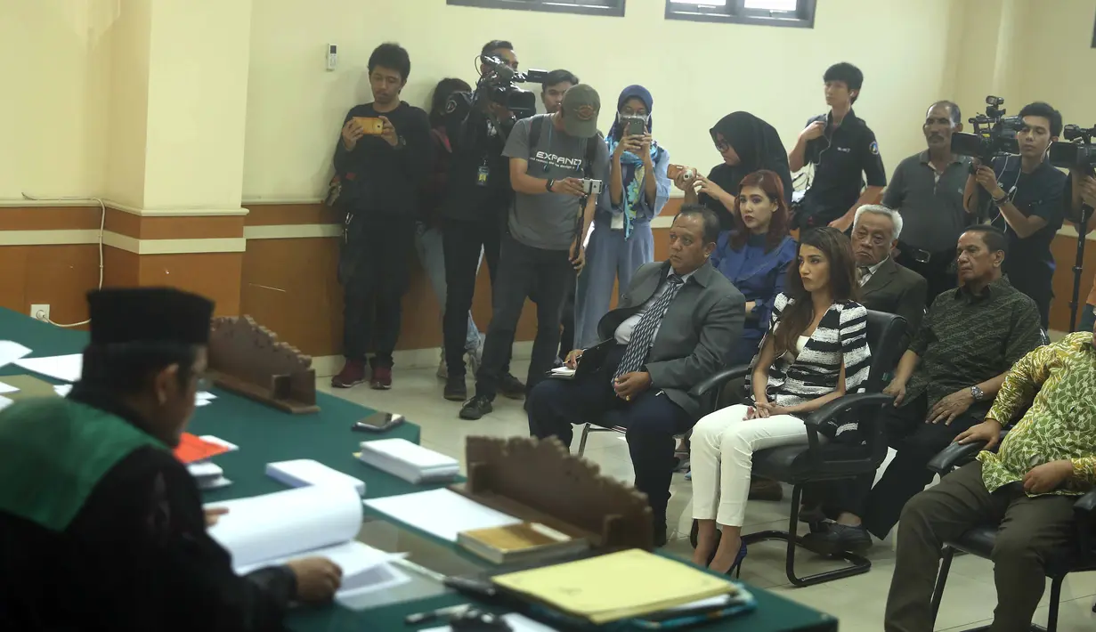 Sekitar dua jam hakim membacakan materi putusannya. Secara bergantian Drs. Sahrudin SH MHI serta dua hakim anggota, Fikri Habibi SH MH dan Shalahhuddin SH MH membacakan secara runut. (Nurwahyunan/Bintang.com)