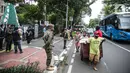 Petugas Satpol PP berjaga di depan Gereja Katedral, Jakarta, Kamis (24/12/2020). Gereja Katedral Jakarta memberlakukan aturan pembatasan jemaat yang hadir saat misa Natal hanya 20 persen dari kapasitas gereja untuk menekan penyebaran virus COVID-19. (Liputan6.com/Faizal Fanani)