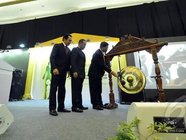 Ketua Mahkamah Agung, Hatta Ali (kanan) memukul gong saat pembukaan pameran 'kampung hukum' yang bertajuk akses perlindungan hukum terhadap perempuan dan anak di JCC, Selasa (17/3/2015). (Liputan6.com/Faizal Fanani)