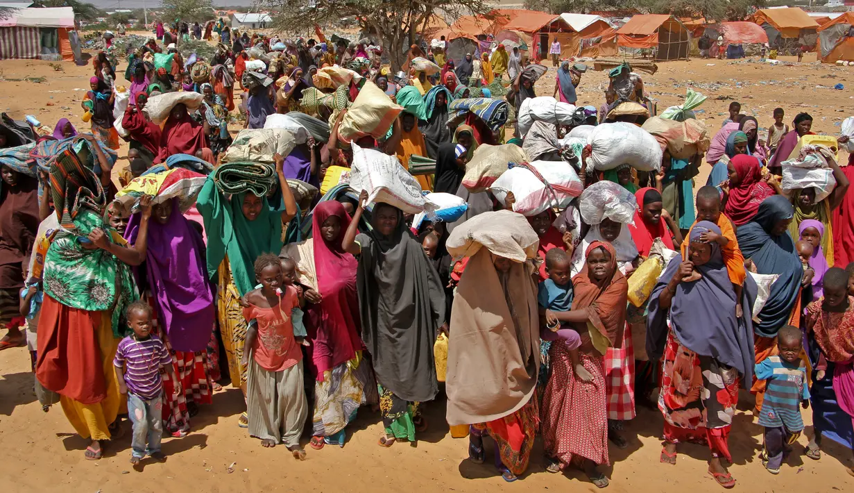 Warga Somalia mengungsi akibat kekeringan yang melanda kawasannya di daerah Tabelaha di pinggiran Mogadishu, Somalia (30/3). Dalam 25 tahun terakhir negara tersebut telah menghadapi bencana kelaparan ketiga. (AP Photo/Farah Abdi Warsameh)