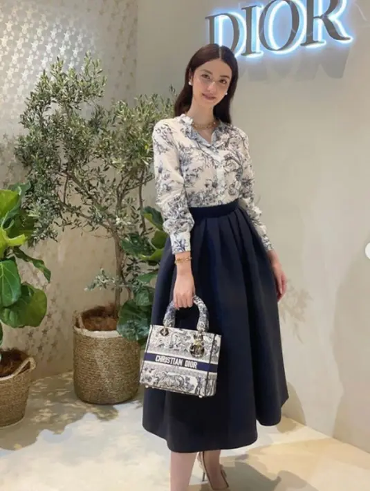 <p>Floral kemeja yang dipadu padankan dengan rok panjang berwarna hitam adalah perpaduan terbaik. (instagram/vaelovexia)</p>