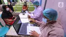 Tenaga kesehatan melakukan pendataan saat melakukan tes PCR COVID-19 kepada warga di Puskesmas Cipadu, Tangerang, Banten, Selasa (22/2/2022). Kasus COVID-19 di Jawa-Bali perlahan-lahan menurun. (Liputan6.com/Angga Yuniar)