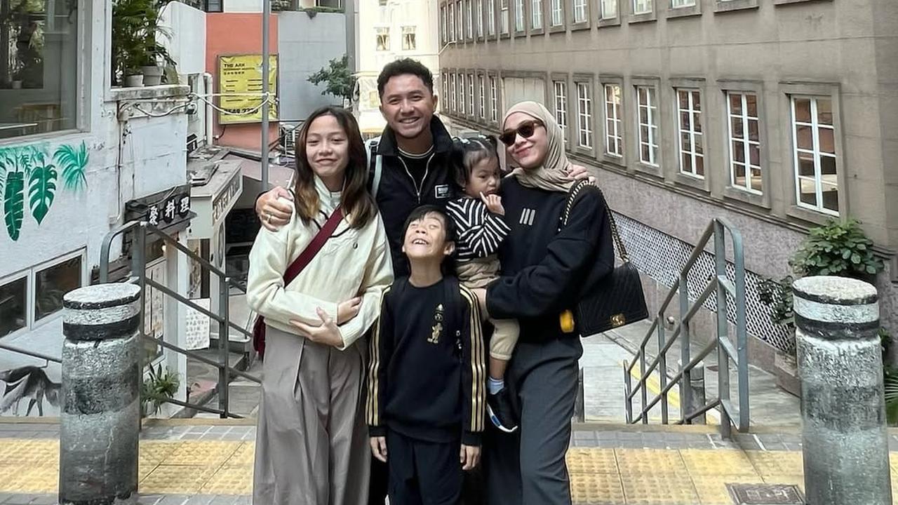 Momen Ananda Omesh dan Dian Ayu Lestari Ajak Anak Liburan ke Hongkong