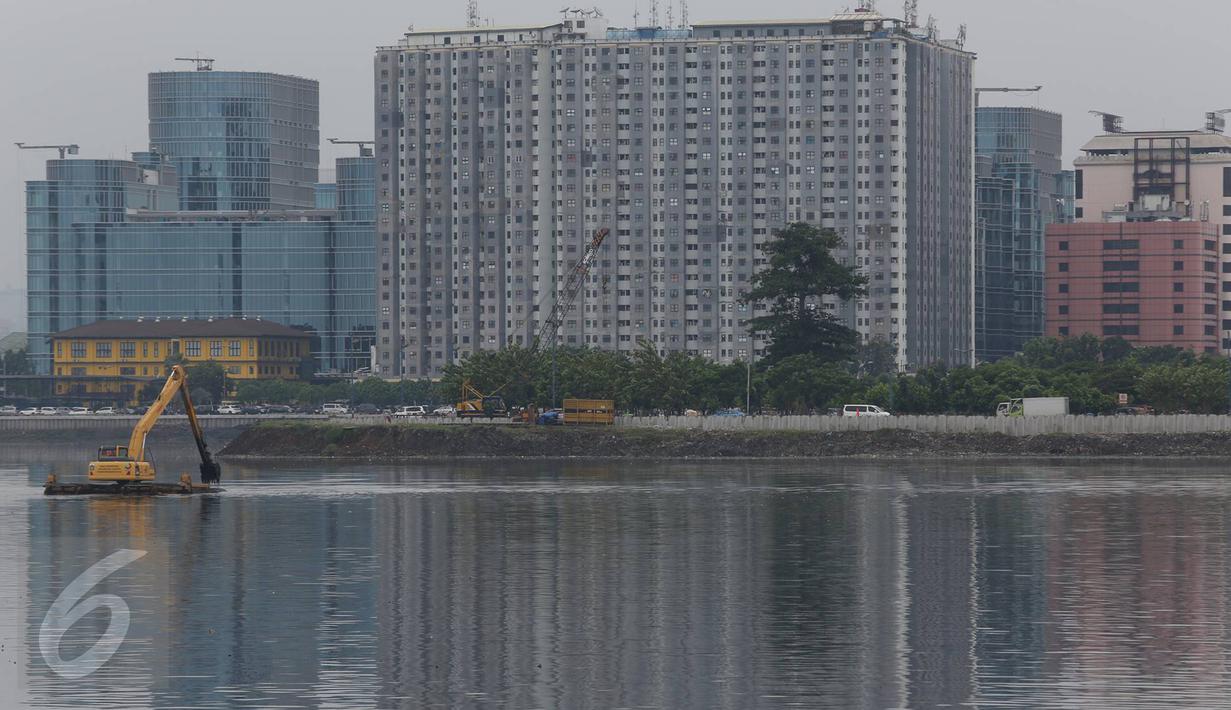 Suasana aktivitas pengerukan lumpur dan sampah di Waduk Pluit, Jakarta, Rabu (30/11). Pengerukan dilakukan untuk mengantisipasi banjir, seiring dengan datangnya musim hujan. (Liputan6.com/Immanuel Antonius)