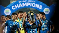 Selebrasi gelandang Persib Bandung, Beckham Putra (tengah) dengan trofi juara setelah mengalahkan Madura United 3-1 pada laga leg kedua final Championship Series BRI Liga 1 2023/2024 di Stadion Gelora Bangkalan, Madura, Jumat (31/5/2024). (Bola.com/Bagaskara Lazuardi)