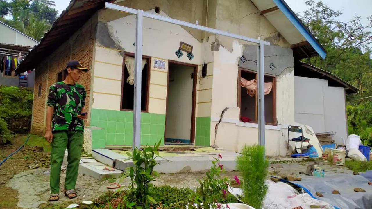 Lebih dari 400 rumah di Tegal, Jawa Tengah rusak akibat pergerakan tanah yang berlangsung sejak Jumat lalu (11/2/2022).