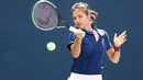 Emma Raducanu dari Inggris Raya melakukan pukulan selama sesi latihan pada Hari Kedua Belas US Open 2021 di USTA Billie Jean King National Tennis Center di Kota New York (10/9/2021). (Matthew Stockman/Getty Images/AFP)