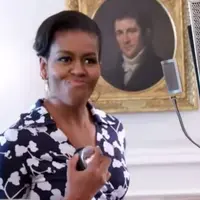 Jika di Indonesia punya Iriana Jokowi, ibu negara pertama yang naik pesawat ekonomi. Di Amerika punya Michelle Obama yang jago nge-rap! :D