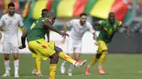 Pemain Mali Ibrahima Kone mencetak gol dari titik penalti selama pertandingan sepak bola grup F Piala Afrika 2022 antara Tunisia dan Mali di Stadion Omnisport Limbe di Limbe, Kamerun, Rabu, 1 Januari. 12, 2022. (AP Photo/Minggu Alammba)