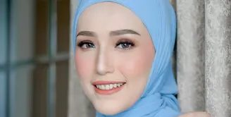Adelia Pasha terlihat cantik dengan hijab berwarna biru muda. Hijabnya dilingkarkan di leher dengan membentuk bagian segitiga di dada, gaya hijab yang bisa membingkai wajahnya dengan apik. Foto: Instagram.