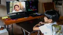 Grayson Lucas yang berusia lima tahun mengikuti kelas daring di rumah pada hari pertama sekolah di Manila, Filipina, pada 5 Oktober 2020. Sekolah-sekolah di Filipina dibuka dengan kegiatan belajar daring di tengah pandemi COVID-19. (Xinhua/Rouelle Umali)