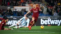 Pemain AS Roma, Aleksandar Kolarov (kanan) menggiring bola saat bertanding melawan Virtus Entella dalam Coppa Italia di Stadion Olimpico, Roma, Italia, Senin (14/1). Roma menang 4-0 dan melaju ke perempat final. (Maurizio Brambatti/ANSA via AP)