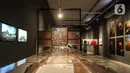 Pengunjung melihat karya seni dalam pameran bertajuk Para Sekutu yang Tidak Bisa Berkata Tidak di Galeri Nasional Indonesia, Jakarta, Jumat (28/1/2022). Pameran diinisasi oleh Galeri Nasional Indonesia dan Goethe-Institut Indonesien berlangsung hingga 27 Februari 2022. (Liputan6.com/Faizal Fanani)