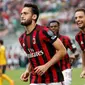 Gelandang AC Milan, Hakan Calhanoglu, menyumbangkan satu gol saat timnya menang 4-1 atas Helles Verona pada laga pekan ke-36 Serie A, di San Siro, Sabtu (5/5/2018) waktu setempat. (AP Photo/Antonio Calanni)