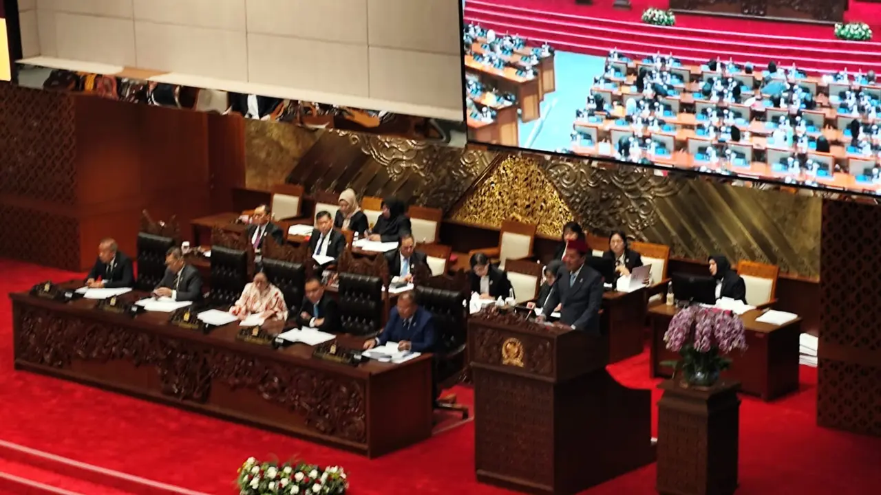 DPR resmi mengesahkan Revisi Kitab Undang-Undang Hukum Acara Pidana (RKUHAP) dalam rapat paripurna DPR, Selasa (18/11/2025).