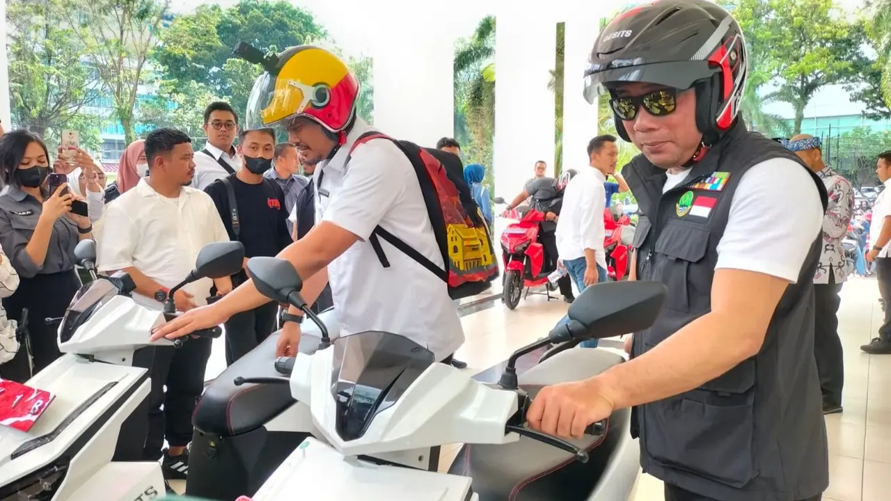 Gubernur Jawa Barat Ridwan Kamil menjajal motor listrik bersama Wali Kota Medan Bobby Nasution pada Rabu (1/2/2023) di Medan, Sumatera Utara.