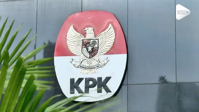 Menteri Dalam Negeri Tjahjo Kumolo mendatangi gedung KPK. Ia datang terkait dengan banyaknya kepala daerah yang terjerat kasus korupsi.