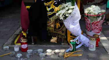 Lilin dan bunga tergeletak pada lokasi di mana seorang suporter sepak bola Yunani meninggal dalam bentrokan antara pendukung AEK Athens dan Dinamo Zagreb di pinggiran Nea Philadelphia, Athena, Yunani, Selasa (8/8/2023). (AP Photo/Thanassis Stavrakis)