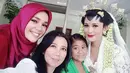 Deden menambahkan, bahwa akad nikah berjalan dengan lancar. Alasan privasi pernikahan di gelar secara tertutup bagi kalangan media. Dari foto yang beredar, beberapa selebriti terlihat hadir, diantaranya Dewi Sandra dan Soraya Larasati. (dok. Instagram)