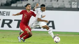 Pemain Timnas Indonesia, Andik Vermansyah (kiri) berebut bola dengan pemain Timor Leste pada laga penyisihan grup B Piala AFF 2018 di Stadion GBK, Jakarta, Selasa (13/11). Babak pertama berakhir imbang 0-0. (Liputan6.com/Helmi Fithriansyah)