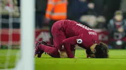 Penyerang Liverpool, Mohamed Salah melakukan selebrasi usai mencetak gol ke gawang Everton pada pertandingan lanjutan Liga Inggris di stadion Anfield di Liverpool, Inggris, Selasa (14/2/2023). Liverpool menang atas Everton 2-0. (AP Photo/Jon Super)