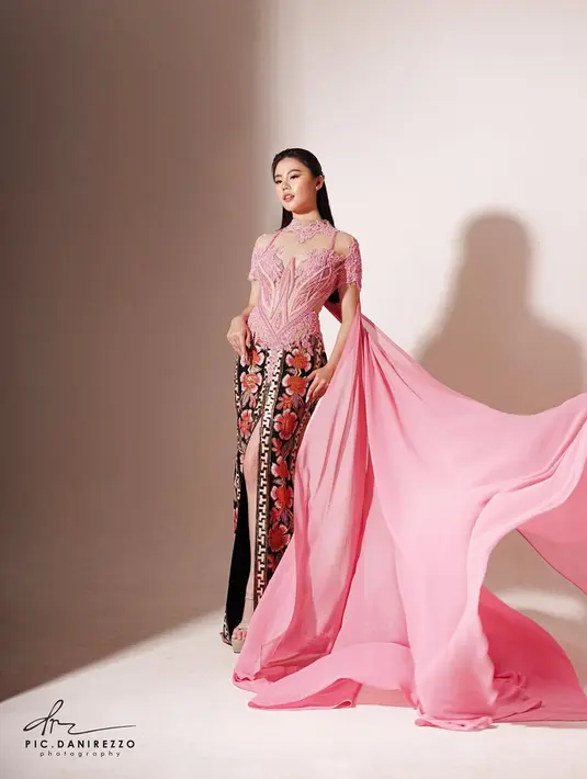 Zoe Levana pun mengerahkan segala kemampuan dan pesonanya selama berkompetisi. Zoe mengenakan beragam busana, seperti kebaya kontemporer berwarna pink dengan aksen train menjuntai. (Foto: Instagram @zoe_levana)