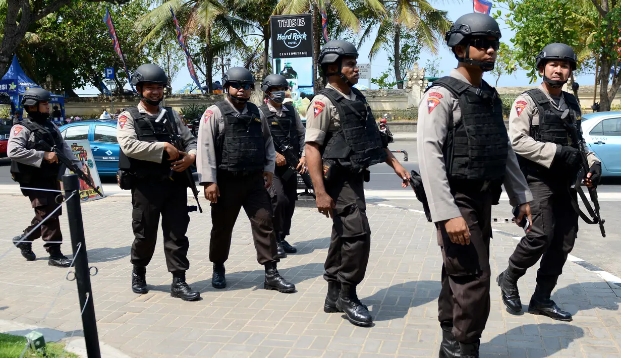 Anggota Brimob saat berpatroli di Pantai Kuta, Denpasar, Bali, Rabu (20/1). Pasca ledakan di MH.Thamrin Jakarta, beberapa lokasi di Bali menjadi salah satu lokasi yang paling berpotensi diserang teroris. (AFP PHOTO/SONNY TUMBELAKA)