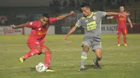 Gelandang Kalteng Putra, Michael Rumere (kiri) mencoba melewati hadangan bek Borneo FC, Finky Pasamba dalam laga di Stadion Sultan Agung, Bantul, Rabu (3/7/2019). (Bola.com/Vincentius Atmaja)