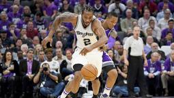 Pemain San Antonio Spurs, Kawhi Leonard #2 berebut bola dengan pemain Sacramento Kings, Ben McLemore #23 of the Sacramento Kings pada ajang NBA di Golden 1 Center, Sacramento, California, Kamis (27/10/2016). (AFP/Thearon W. Henderson/Getty Images)