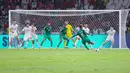Selain efektivitas dalam memaksimalkan peluang menjadi gol, kunci terpenting di balik kemenangan Timnas Indonesia pada laga ini ialah performa defensif yang sangat solid untuk mematahkan serangan lawan. (Bola.com/M Iqbal Ichsan)
