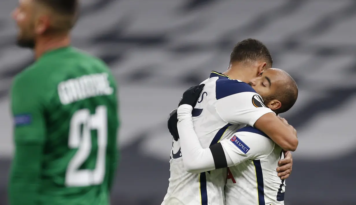 Gelandang Tottenham Hotspur, Lucas Moura (kanan) berselebrasi usai mencetak gol ke gawang Ludogorets Razgrad pada pertandingan Grup J Liga Europa di stadion Tottenham Hotspur di London, Inggris, Kamis (26/11/2020). Tottenham menang telak atas Ludogorets 4-0. (AP Photo/Ian Kington)