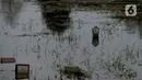 Sejumlah makam di Tempat Pemakaman Umum (TPU) Tanah Kusir terendam banjir, Jakarta, Jumat (3/1/2020). TPU Tanah Kusir terendam banjir setelah Kali Pesanggrahan meluap akibat intensitas hujan  yang tinggi pada Rabu lalu. (merdeka.com/Imam Buhori)