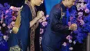 Tak kalah memesona dan megah, Valencia dan Kevin memilih mengenakan cheongsam untuk acara resepsi pernikahan mereka di Jakarta. Cheongsam biru navy yang super cantik dihiasi motif burung dan bunga sakura yang menarik. Foto: Instagram.