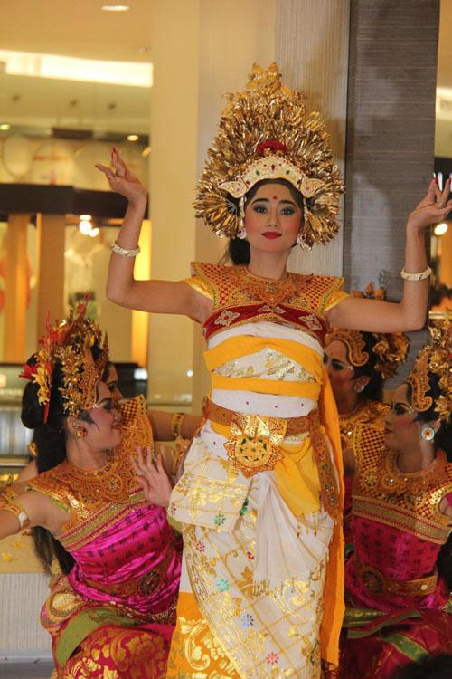Tarian dari Bali yang menghibur para pengunjung Senayan City | copyright vemale.com