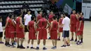 Para pemain Timnas Basket Indonesia mendengar arahan pelatih sebelum melakukan latihan jelang test event Asian Games 2018 di Hall A Senayan, Jakarta, Rabu (7/2/2018). Test Event ini berlangsung pada 8-12 February 2018. (Bola.com/Nicklas Hanoatubun)